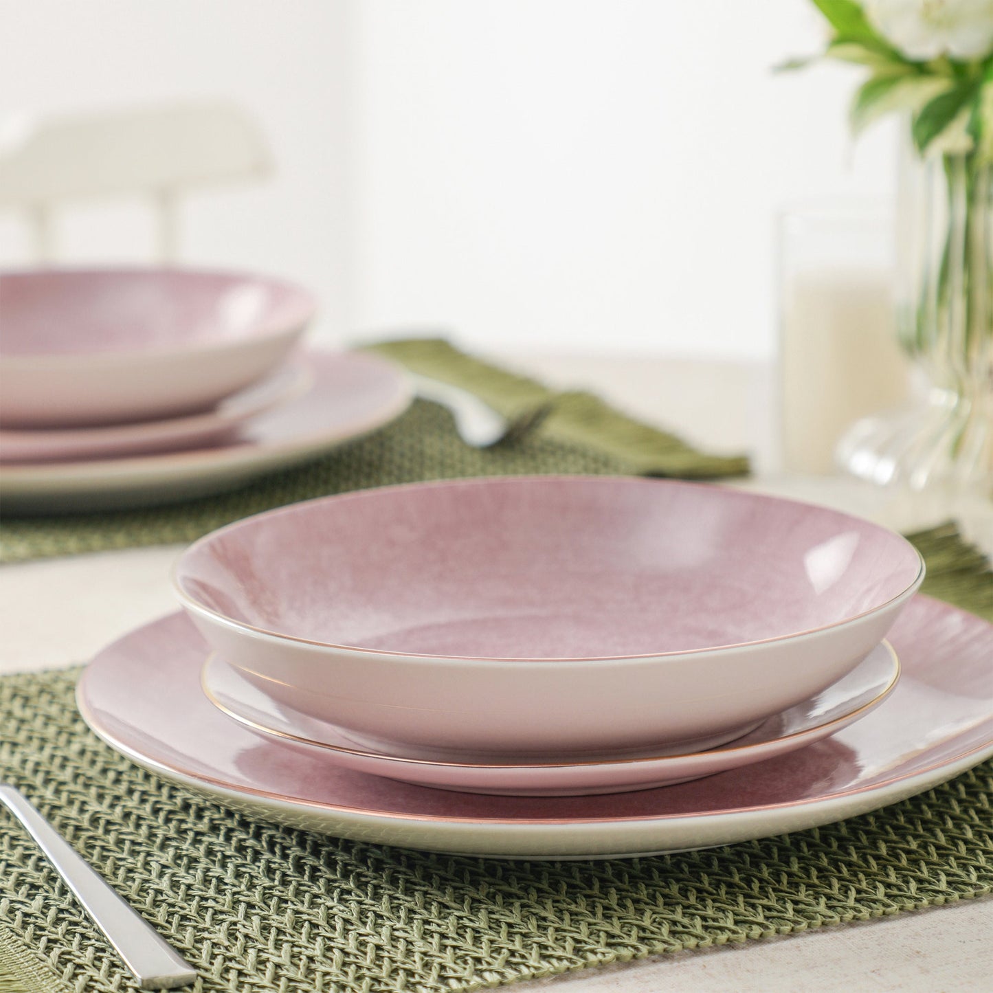 Onyx Porcelain Dinnerware Set - Pink and Gold