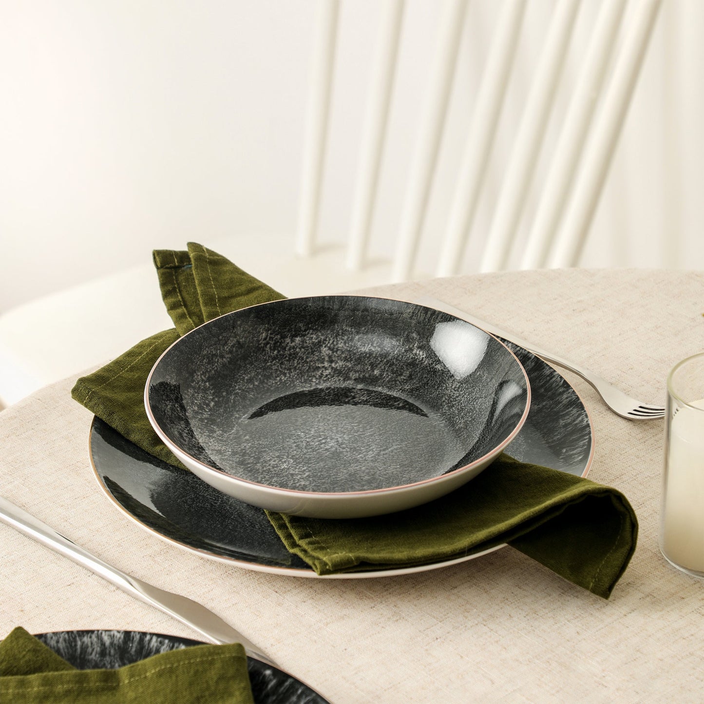 Onyx Porcelain Dinnerware Set - Black and Gold