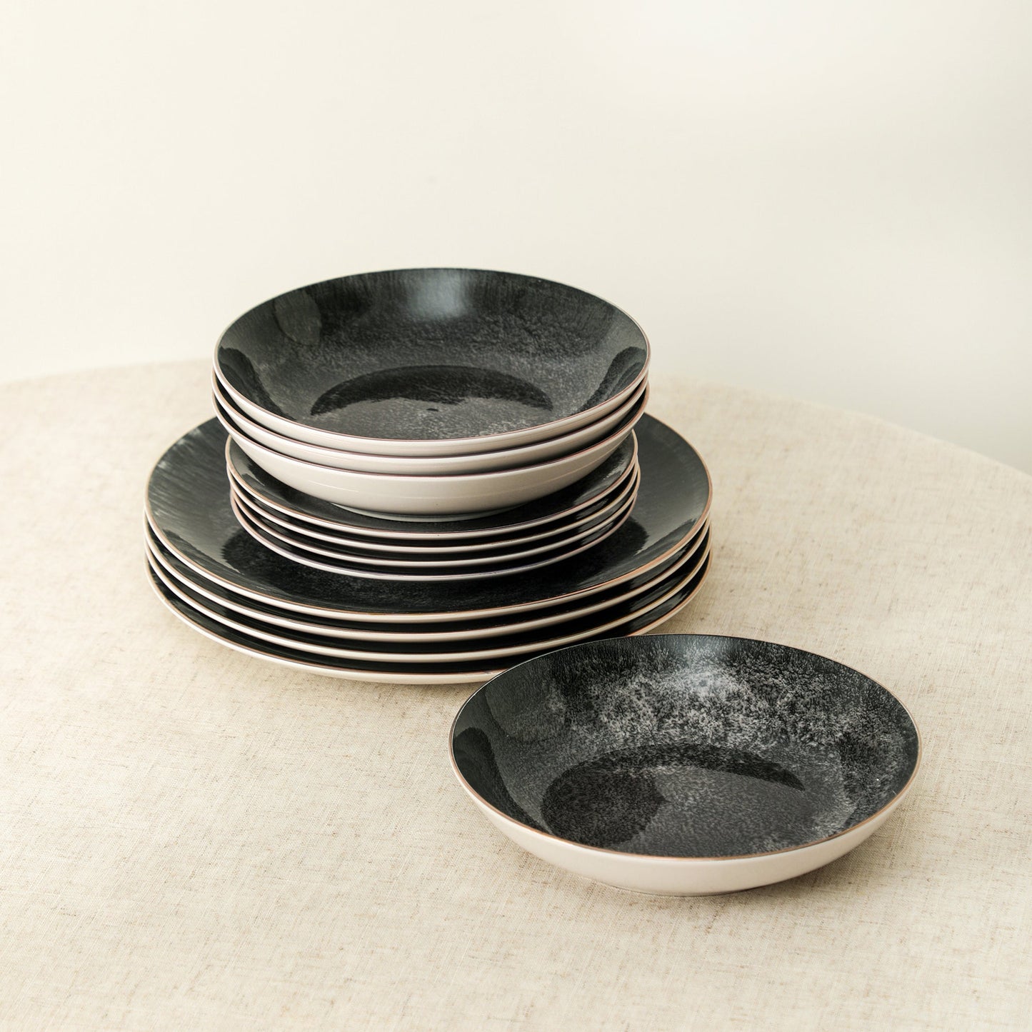 Onyx Porcelain Dinnerware Set - Black and Gold