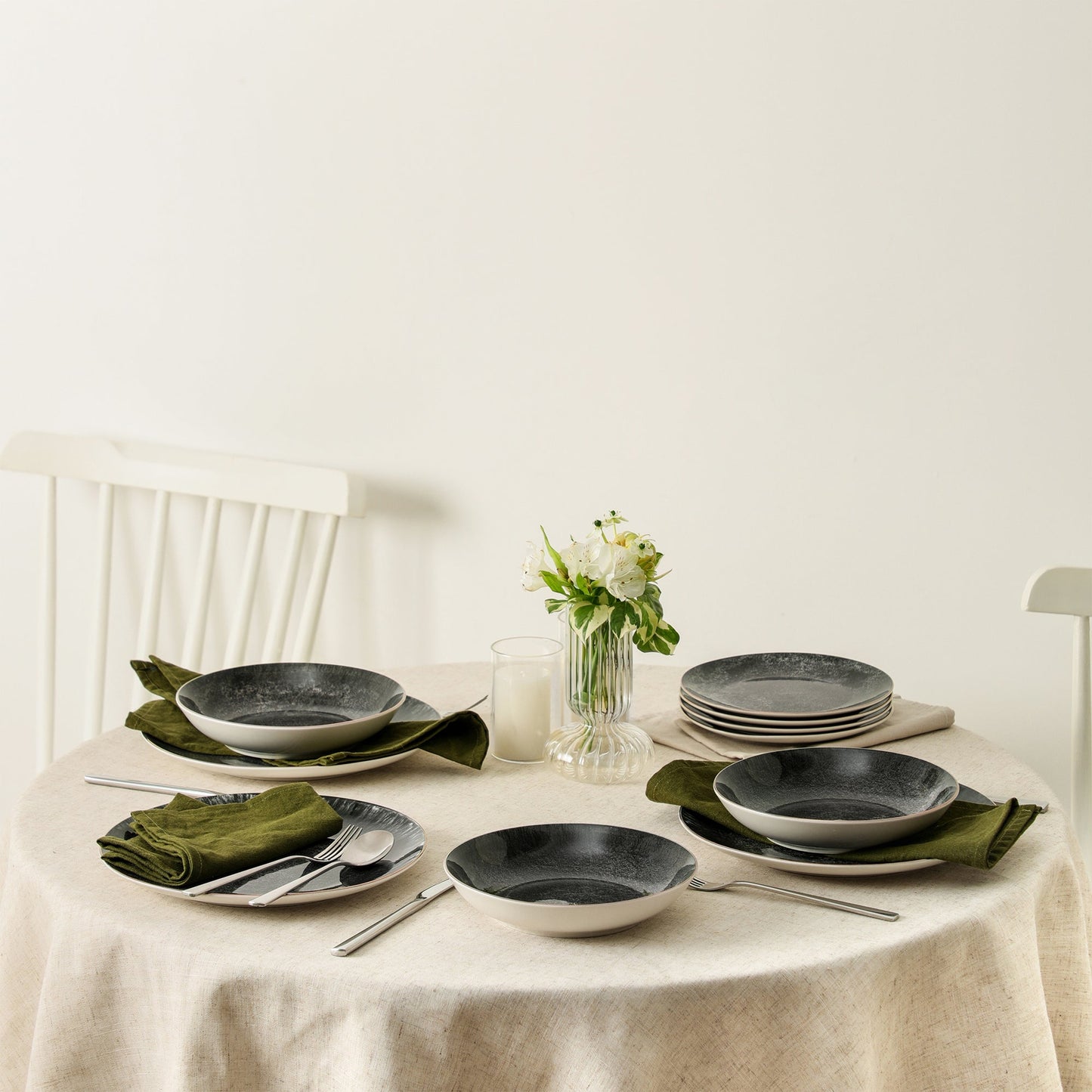Onyx Porcelain Dinnerware Set - Black and Gold